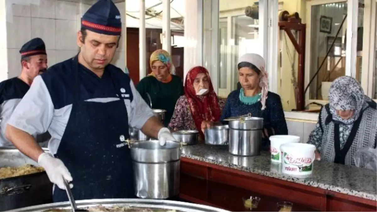Uşşaki Vakfından Günlük Yemek ve Gıda Yardımı