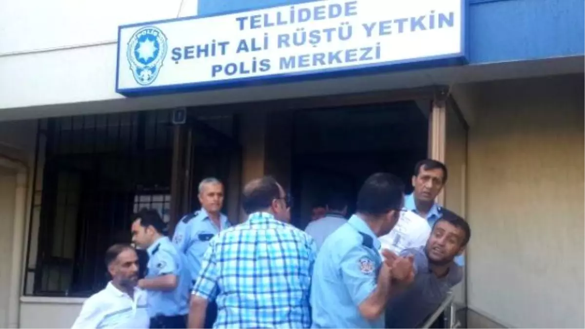 Yakınlarının Gözaltına Alındığını Zannederek Polise Saldırdılar