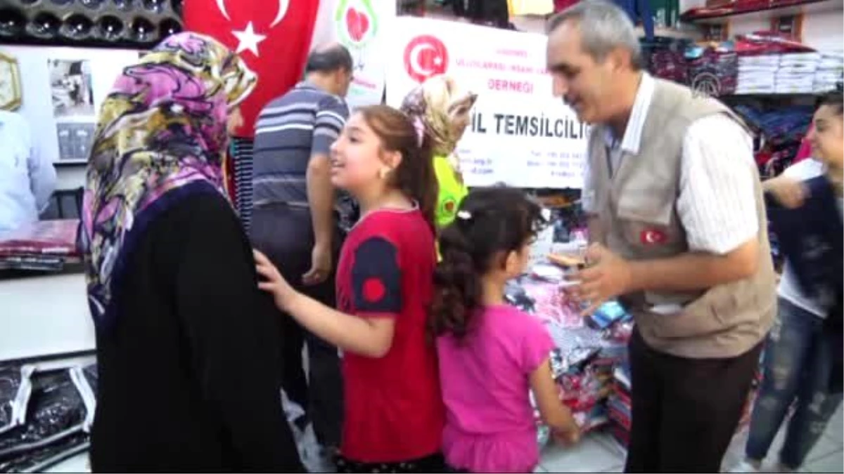 Yardımeli Derneği\'nden Türk ve Suriyeli Yetimlere Bayramlık