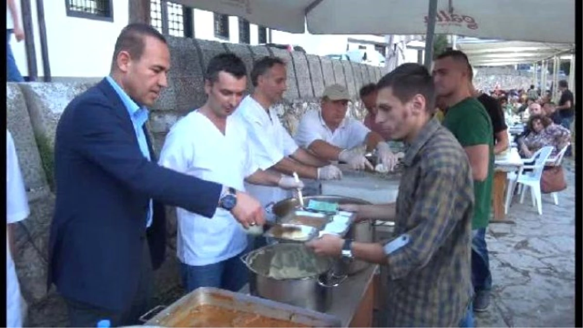 Adana Belediye Başkanı Sözlü, Kosova\'da Kendi Elleriyle İftar Dağıttı