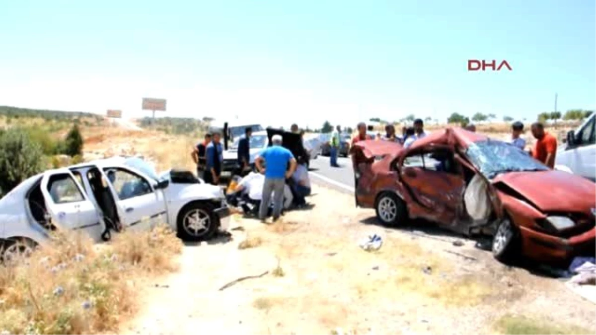 Adıyaman Besni\'de Otomobiller Çarpıştı: 6 Yaralı