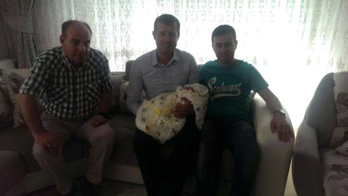 Akay\'dan Kardeş Ailesine Tebrik Ziyareti