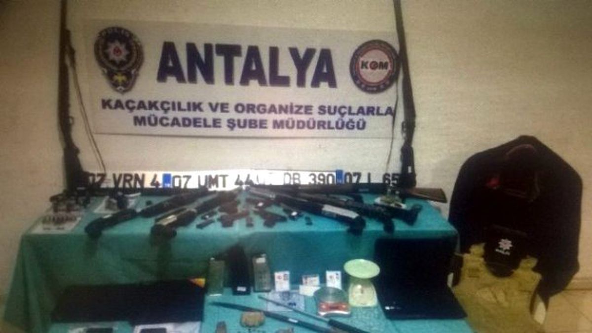 Antalya\'da Suç Örgütü Operasyonunda 9 Tutuklama