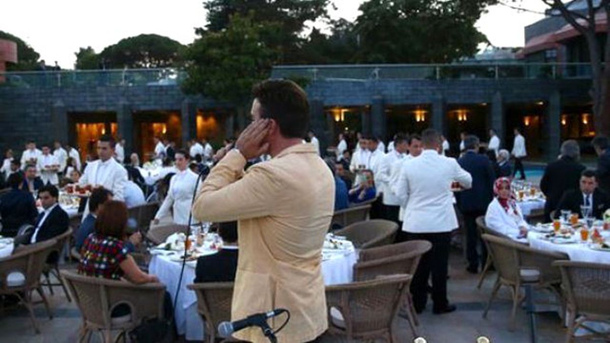 Cumhurbaşkanı'nın Verdiği İftar Yemeğinde Ezanı Mustafa Ceceli Okudu