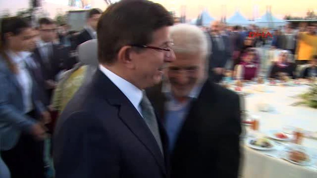 Davutoğlu, AK Parti İstanbul İl Teşkilatının İftarına Katıldı