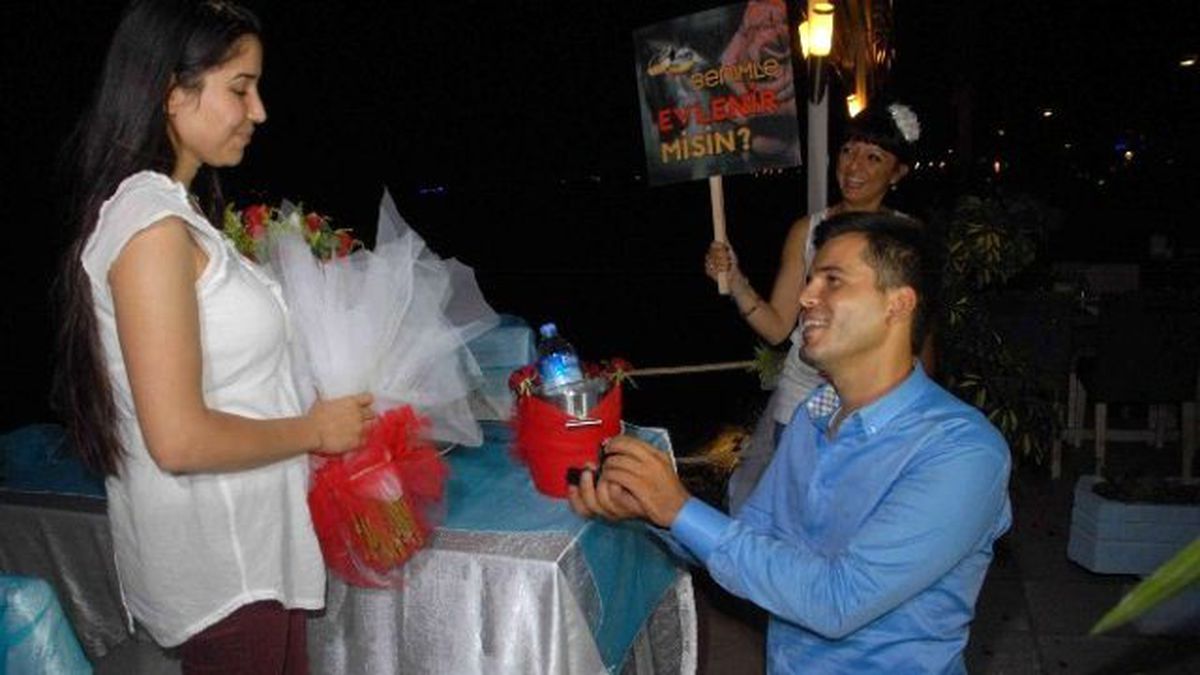 Fethiye\'de Havai Fişekli Evlenme Teklifi