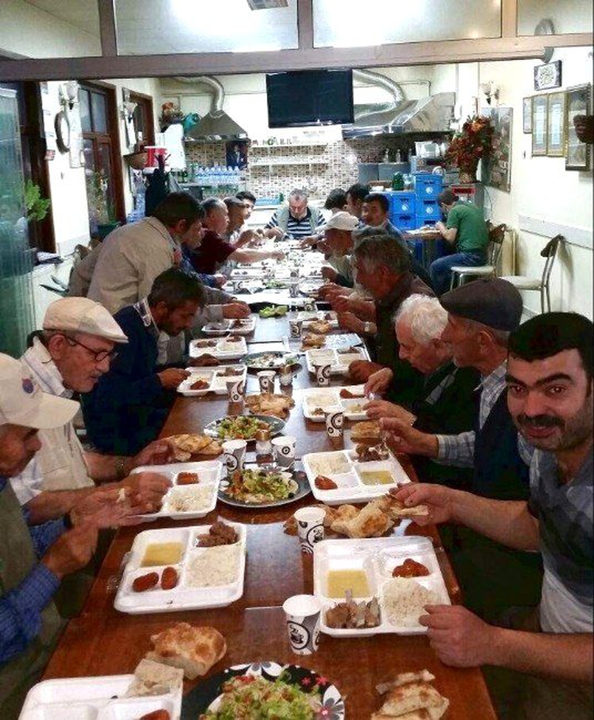 Kütahya Hür Kahvehanesinden Müşterilerine İftar