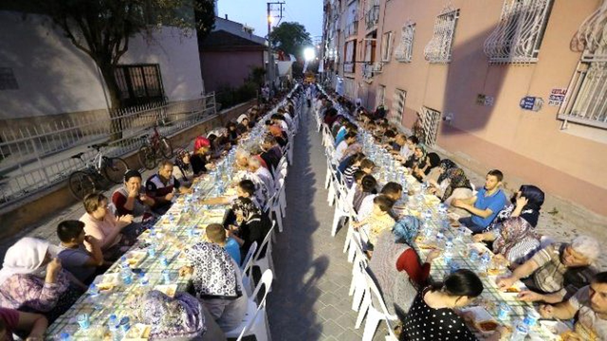 İstiklal Mahallesi\'nde Gönül Sofrası Kuruldu