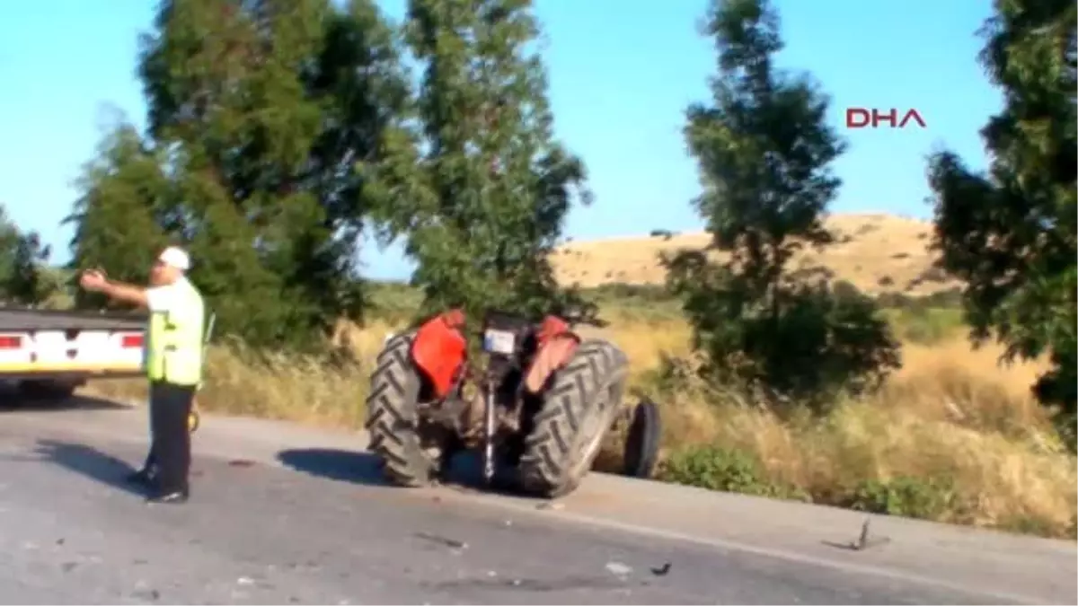 İzmir Şerit Değiştiren Traktöre Arkadan Gelen İki Otomobil Çarptı: 5 Yaralı