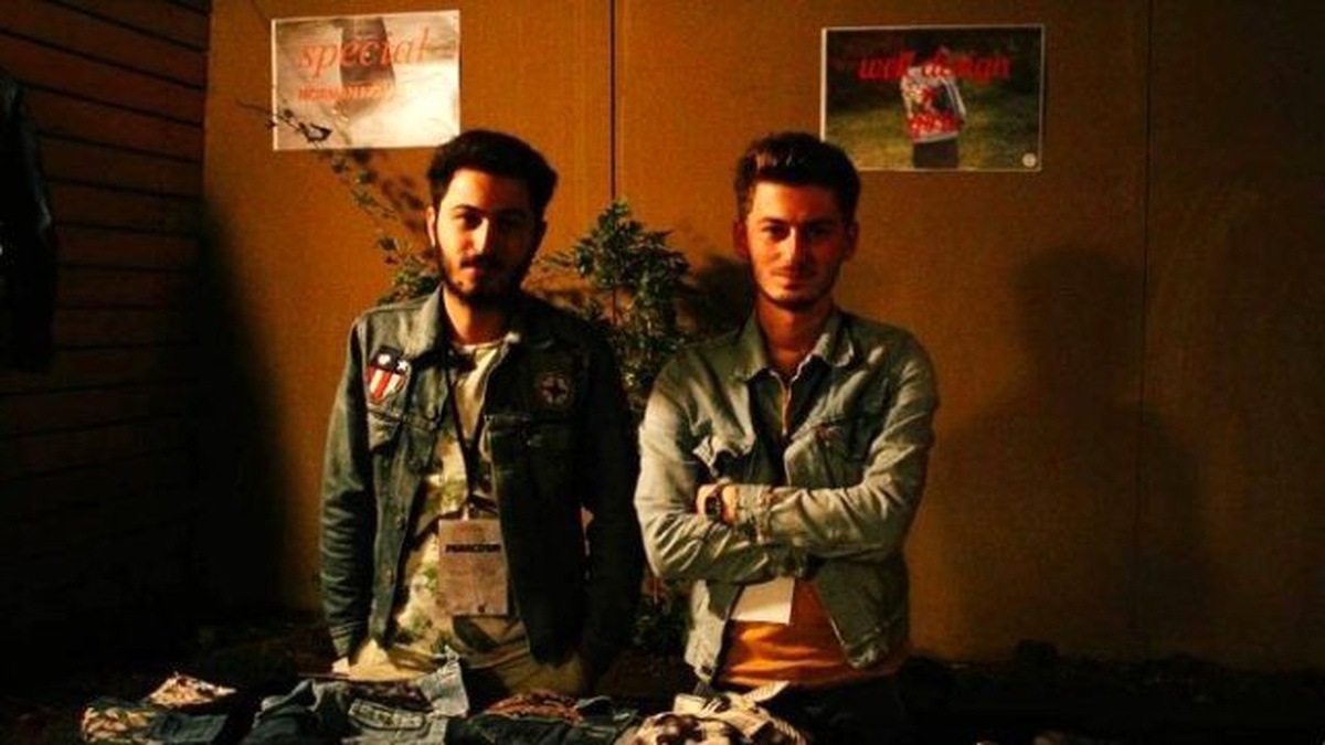 Kendi Tasarladıkları Kıyafetleri Satıyorlar