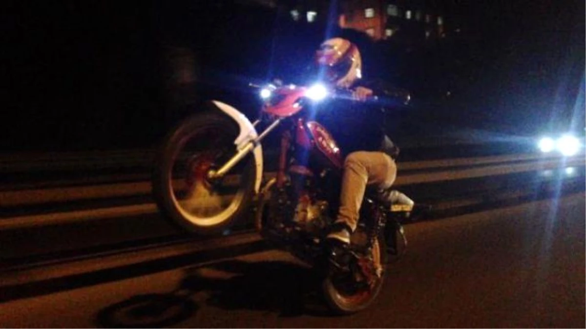 Motosikletli Sürücünün D-100\'de Ölümle Dansı