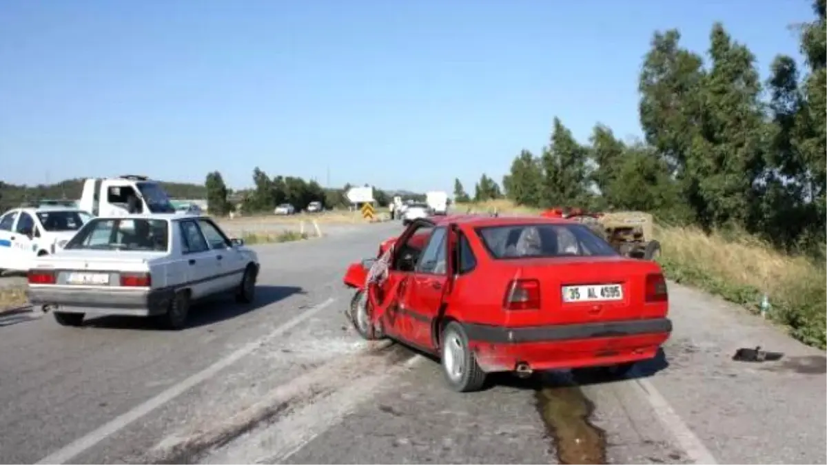 Şerit Değiştiren Traktöre Arkadan Gelen İki Otomobil Çarptı: 5 Yaralı