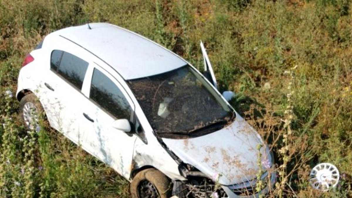 Tekirdağ\'da Otomobil Tarlaya Uçtu: 1 Yaralı