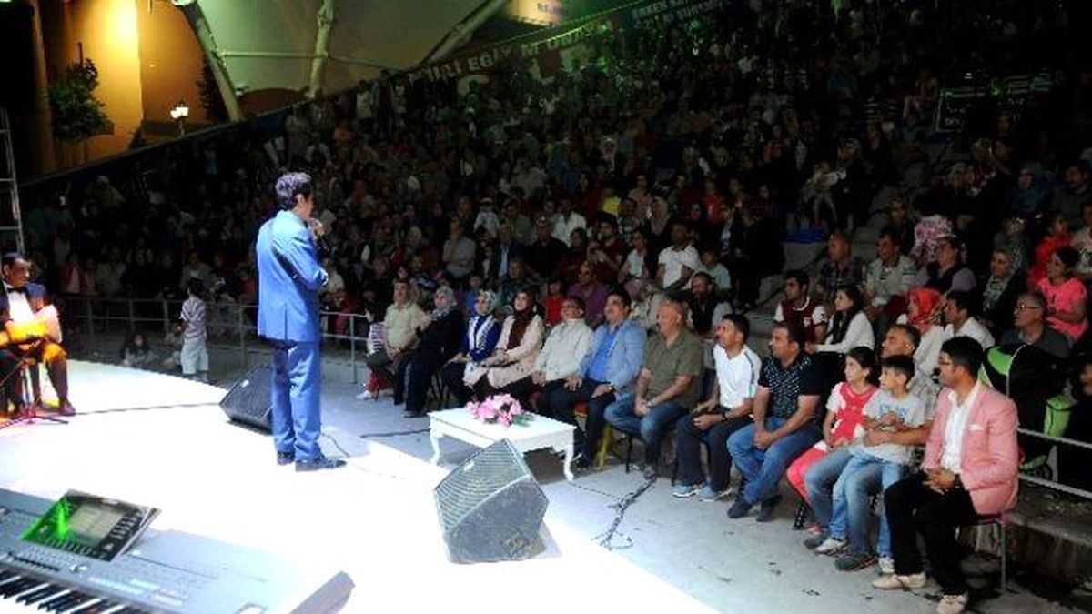 Zekai Tunca Pursaklar\'da Konser Verdi