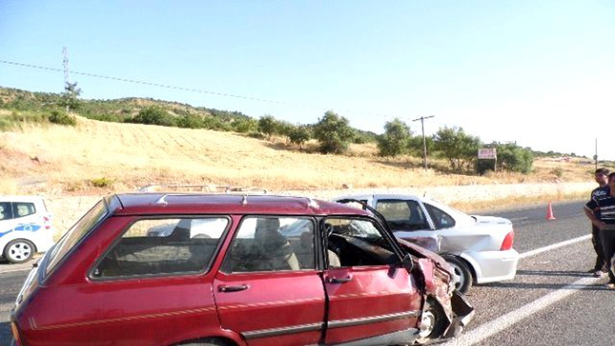 Adıyaman\'da İki Otomobil Çarpıştı: 4 Yaralı