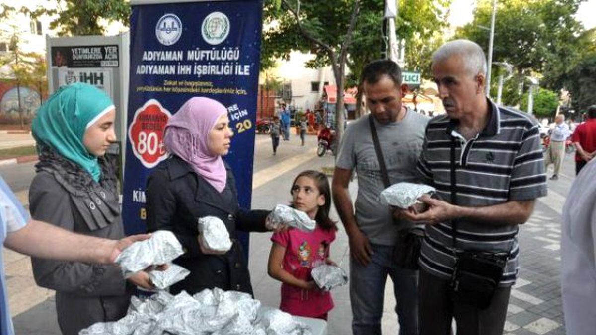 Adıyaman\'da Suriyeliler İftar Kumanyası Dağıttı