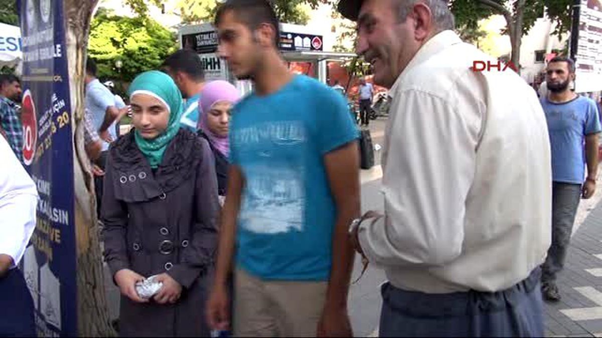 Adıyaman?da Suriyeliler İftar Kumanyası Dağıttı