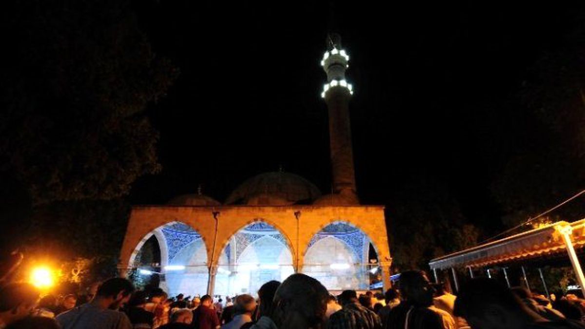 Antalya\'da Camilerde Kadir Gecesi İzdihamı