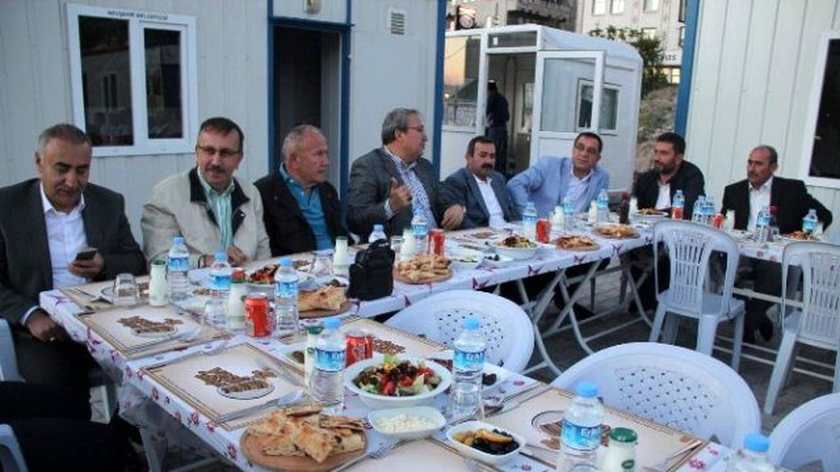 Belediye Başkanı Ünver Külliye Dernek Yöneticileri ile İftarda Bir Araya Geldi