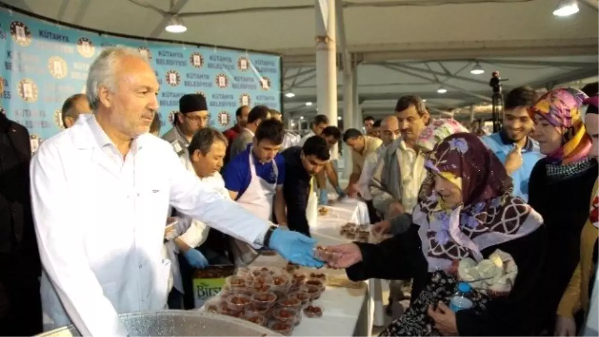 Belediyeden Halka Lokma Tatlısı İkramı