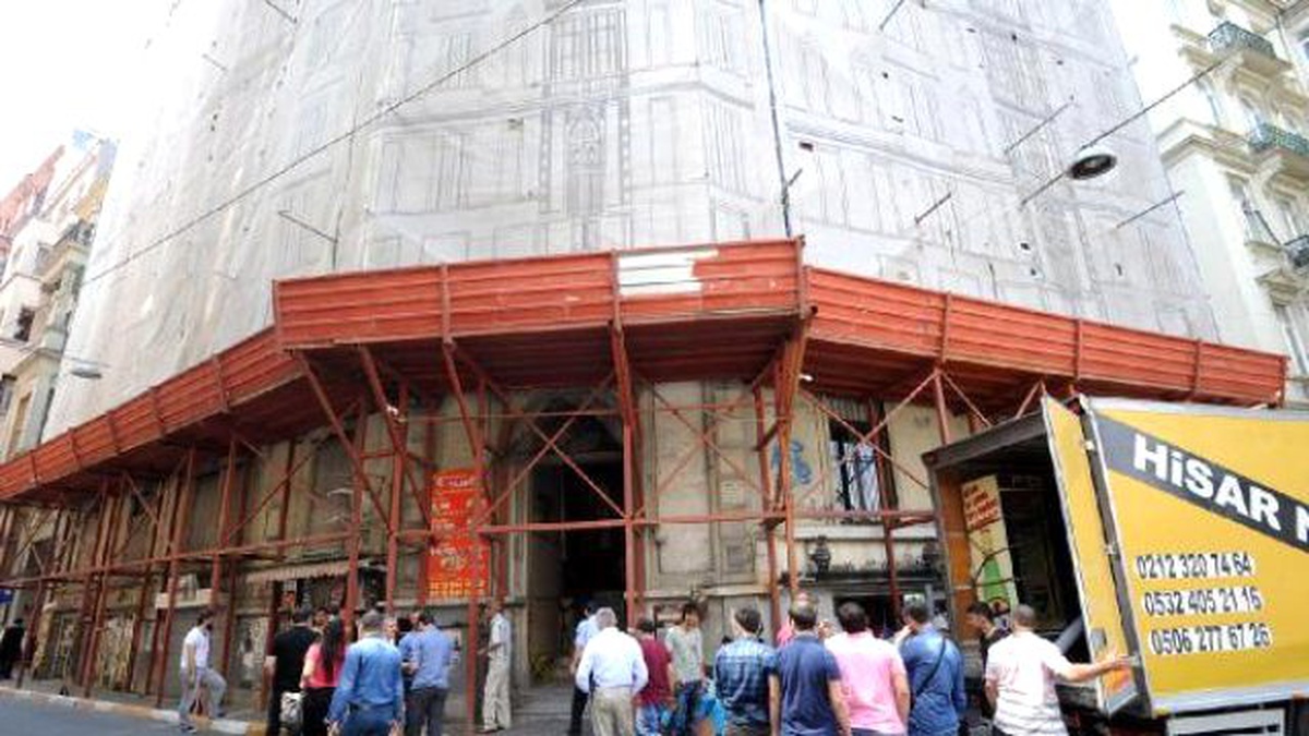 Beyoğlu\'nda Nazım Hikmet Kültür Vakfı Tahliye Edildi
