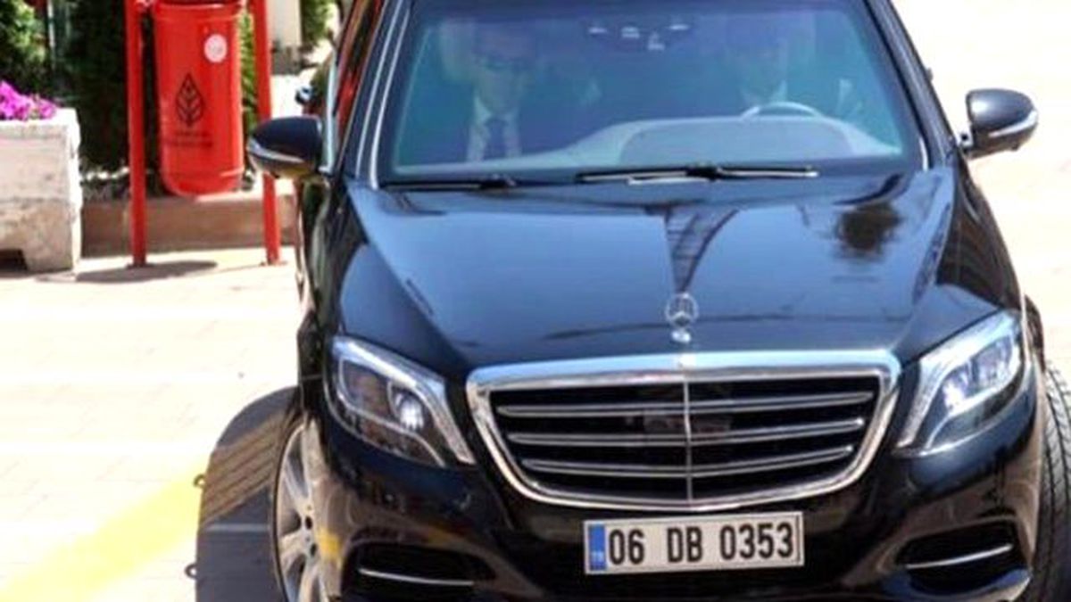 Davutoğlu'nun CHP Genel Merkezi'ne Geldiği Araç Şaşırttı