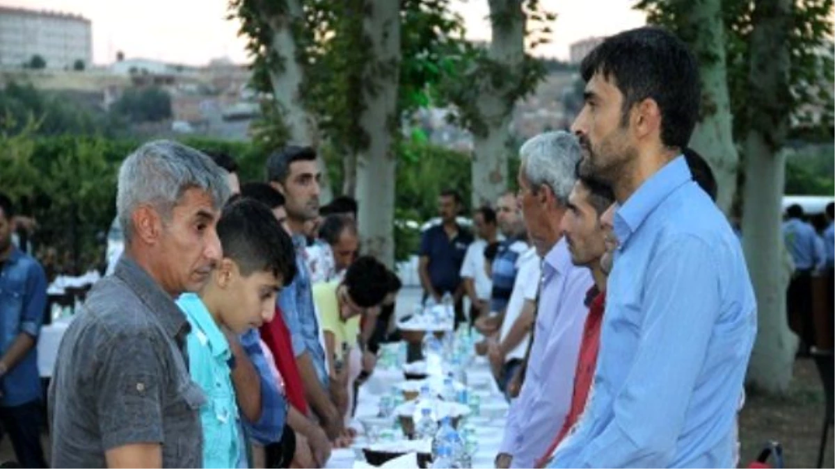 Diyarbakır\'daki Bombalı Mitinginde Hayatını Kaybedenler Anıldı