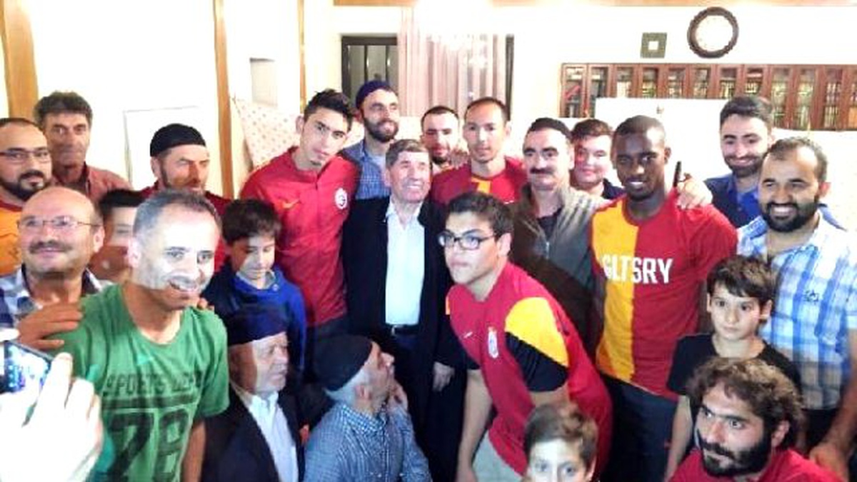 Galatasaraylı Futbolcular "Kadir Gecesi"Nde Camiye Koştular