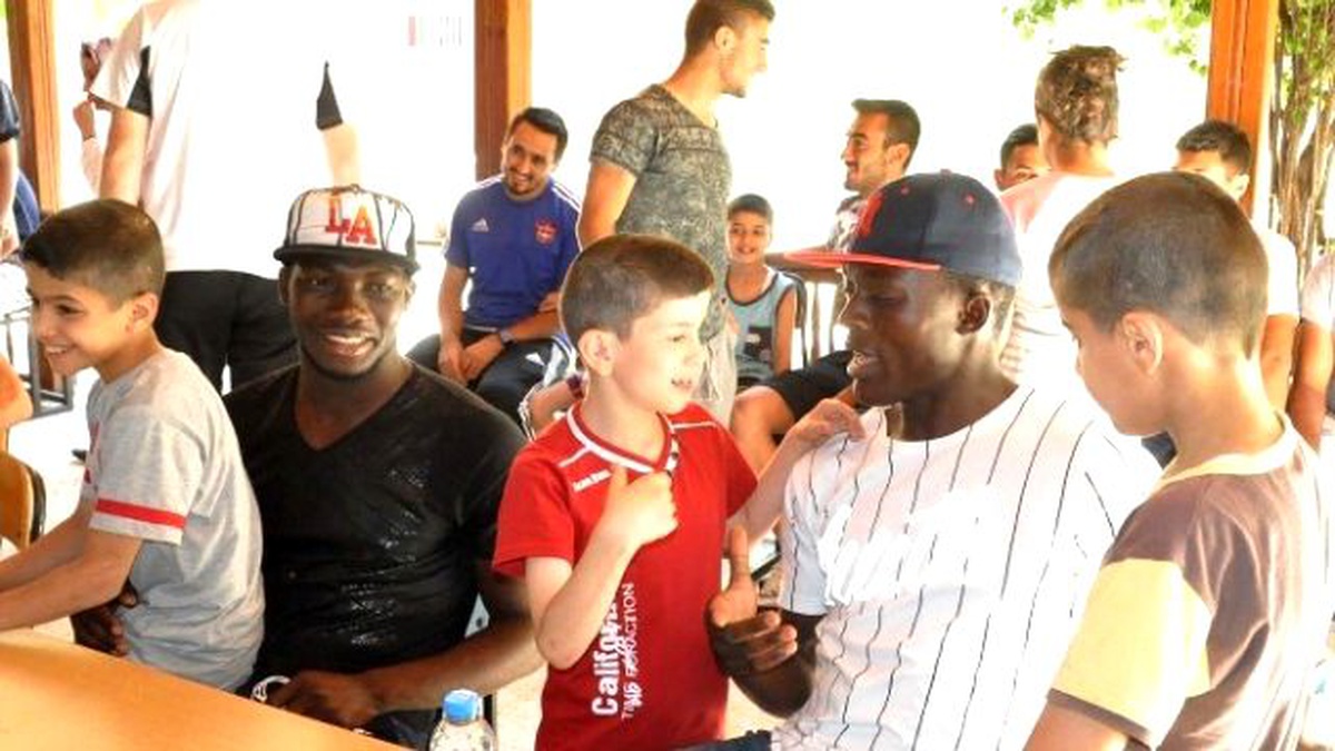 Gaziantepsporlu Futbolculardan Çocuklara Sürpriz Ziyaret