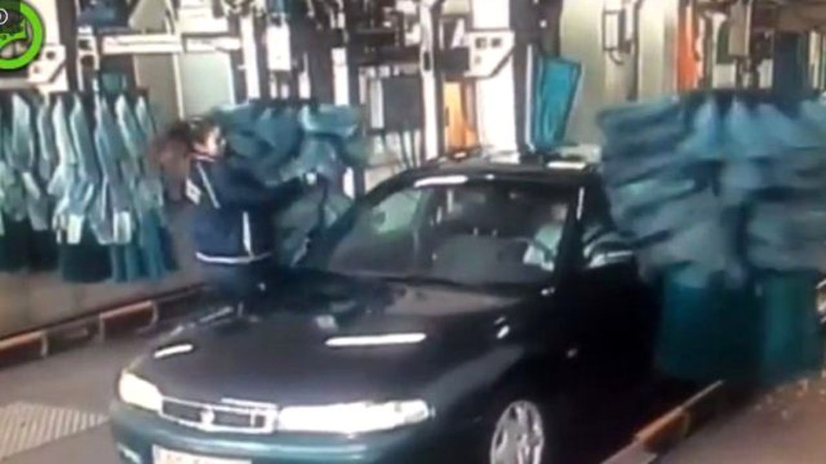 Genç Kız Oto Yıkama Makinesine Sıkıştı