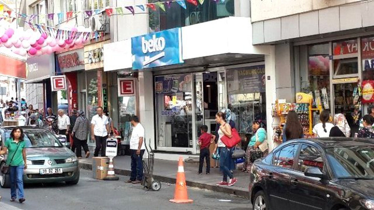 İcra Memurlarına Sopayla Saldıran Esnafı Polis Zorlukla Durdurdu