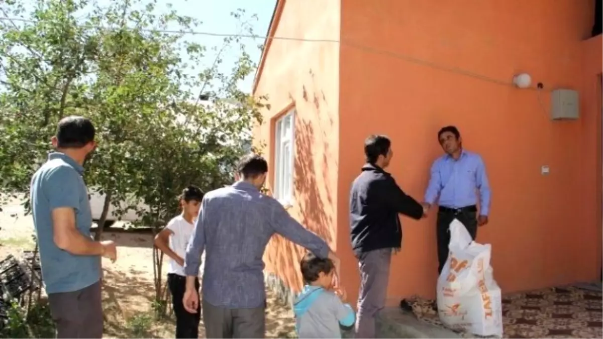 İlçe Müftüsü Fakir ve Muhtaç Aileleri Ziyaret Edip Gıda Yardımında Bulundu