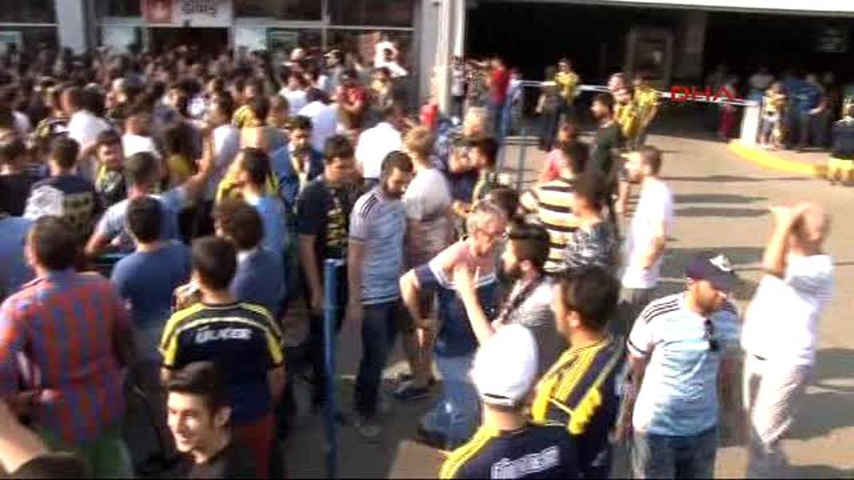 Kadiköy\'de Van Persie İzdihamı