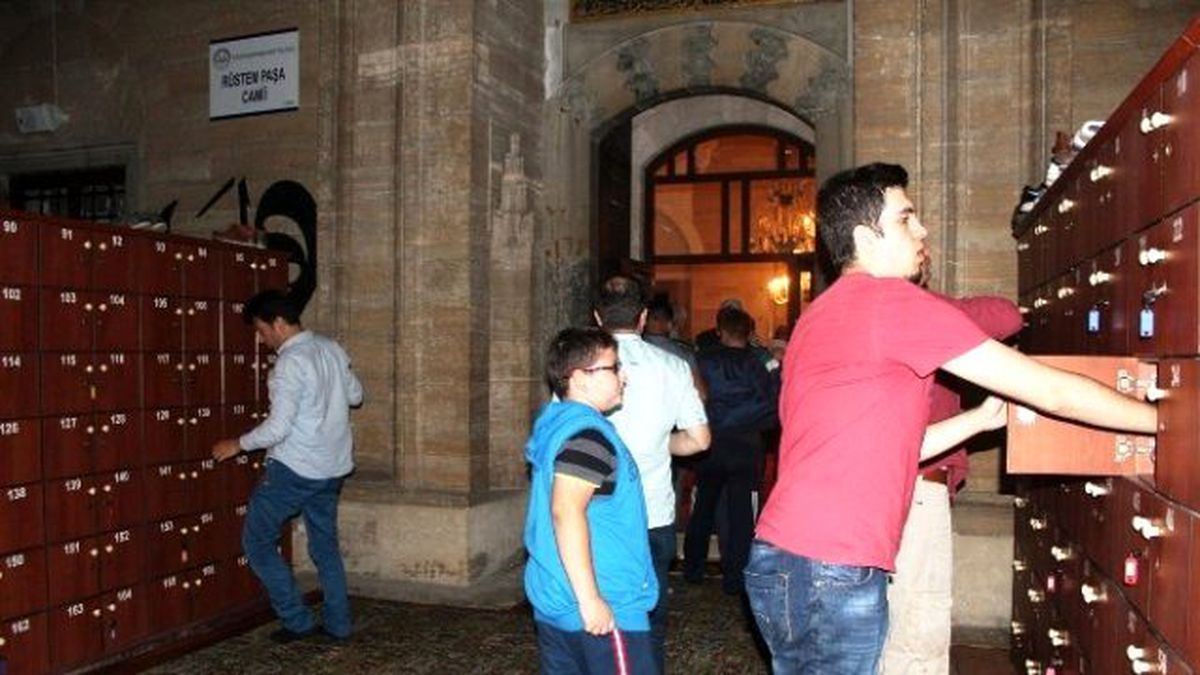 Kadir Gecesi\'nde Rüstem Paşa Camii Doldu Taştı