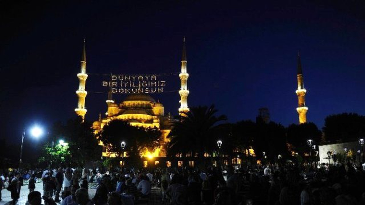Kadir Gecesi\'nde Vatandaşlar Sultanahmet Camii\'ne Akın Etti