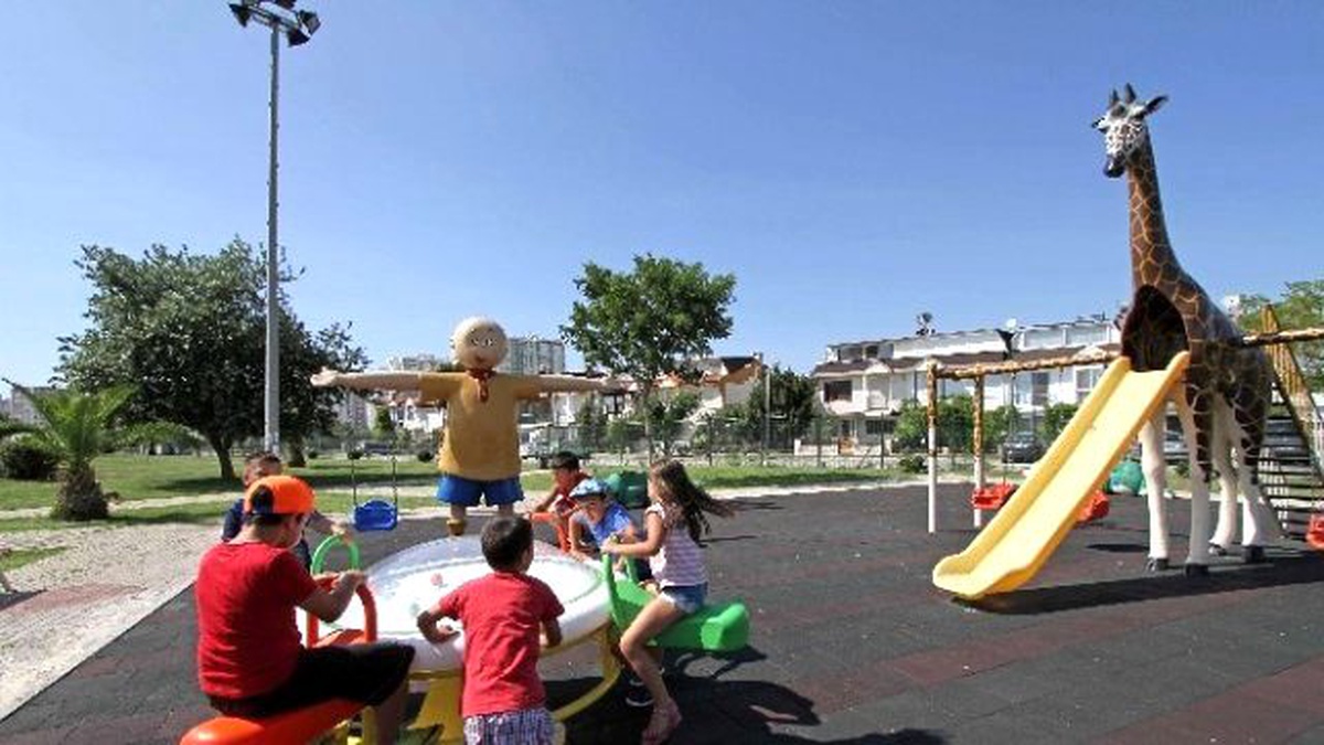 Karşıyaka Belediyesi\'nden Parklara Tasarım Ödüllü Oyuncaklar
