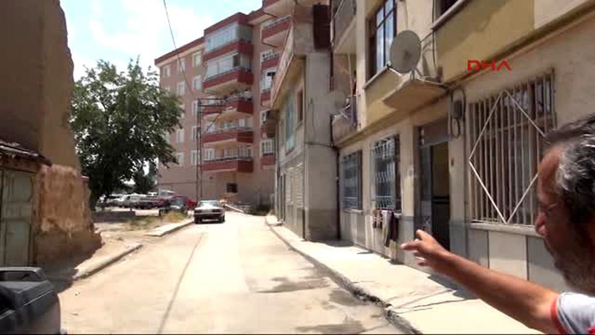Konya Sokağın Bir Tarafı Duba, Diğer Tarafı Apartmanla Kapalı