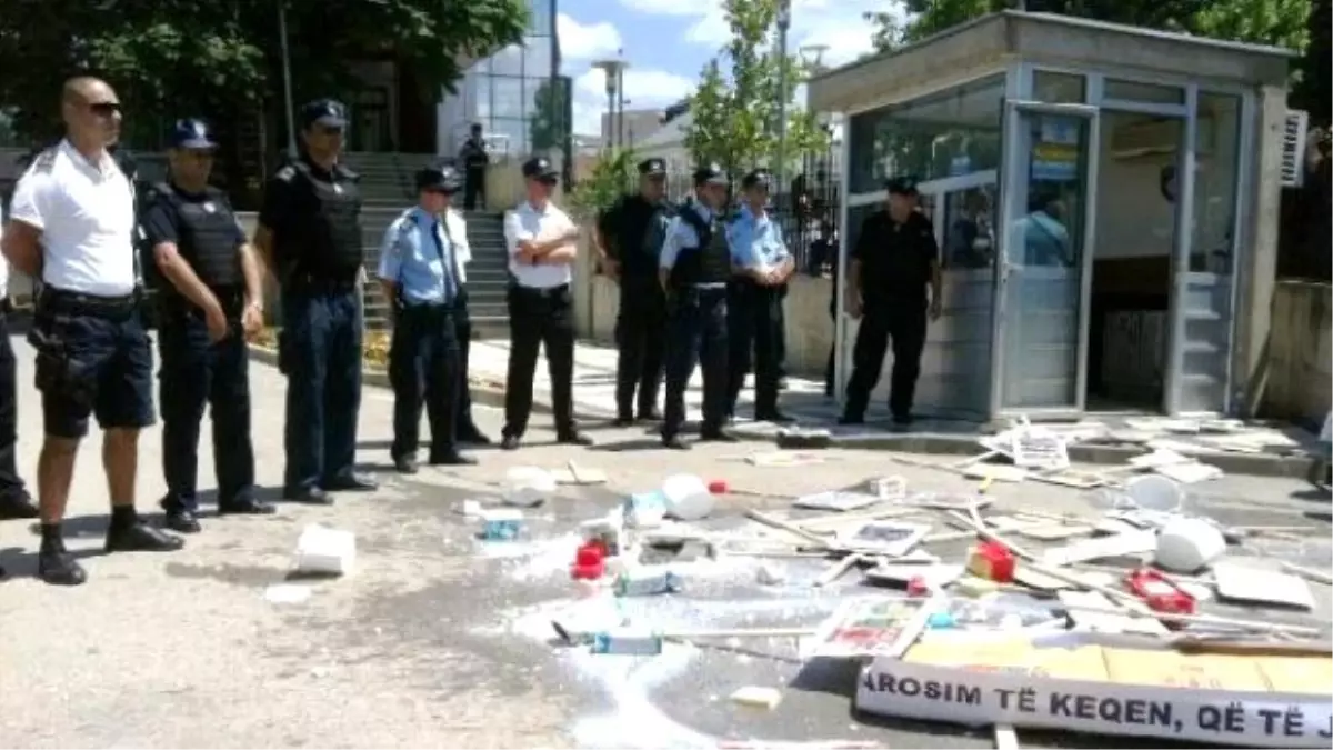 Kosova Başbakanlık Binası Önünde Süt Üreticilerinden Protesto