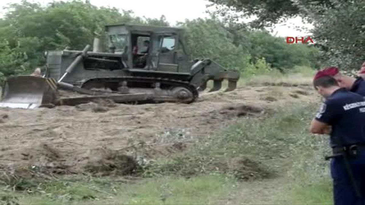 Macaristan Mültecileri Durdurmak İçin Sırbistan Sınırına 4 Metre Yüksekliğinde ve 175 Km...