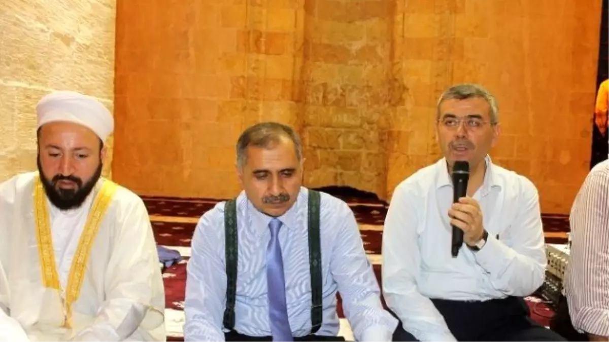 Mardin\'de Kadir Gecesi Tarihi Medresede İhya Edildi