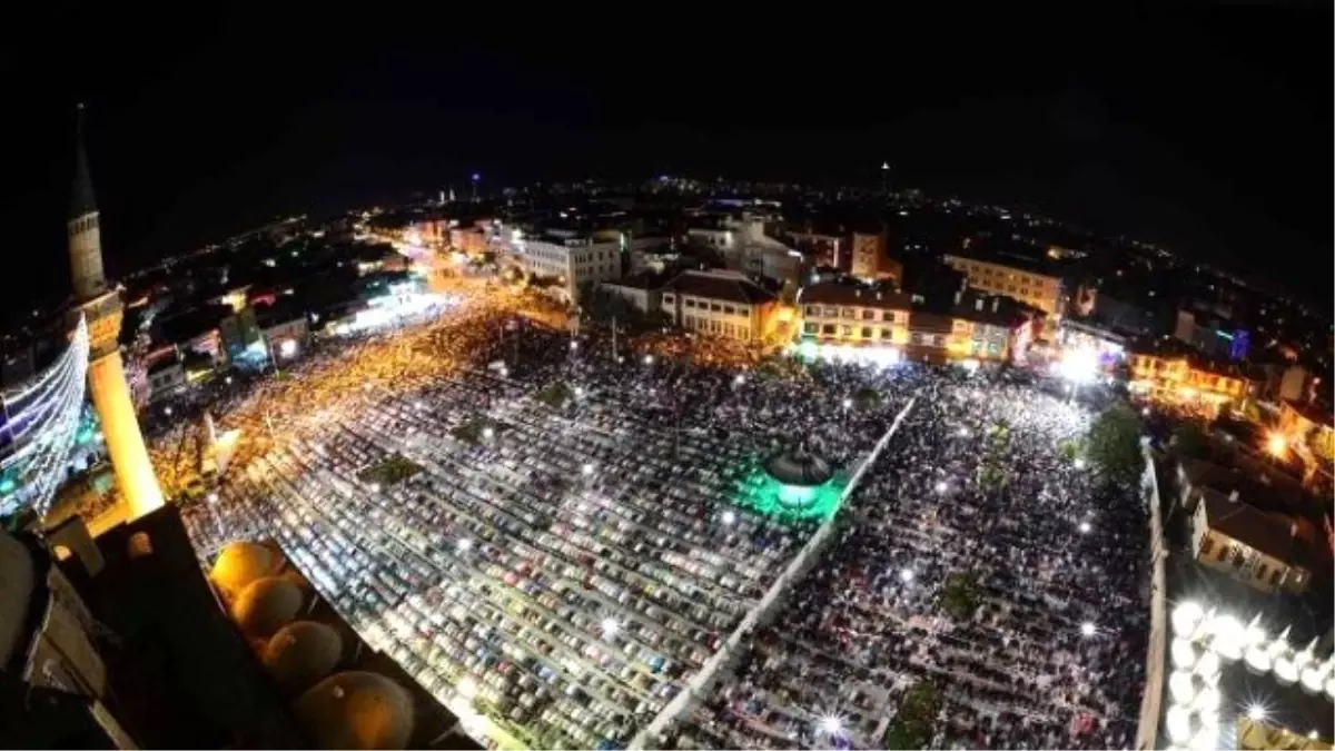 Mevlana Meydanında Kadir Gecesi Coşkusu