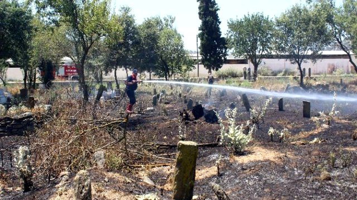 Mezarlıkta Çıkan Yangın Büyümeden Söndürüldü