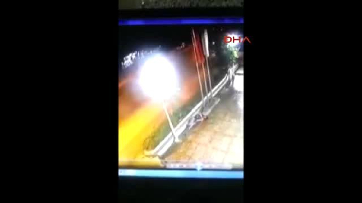 Otomobil, Kaldırımdaki 3 Gence Böyle Çarptı
