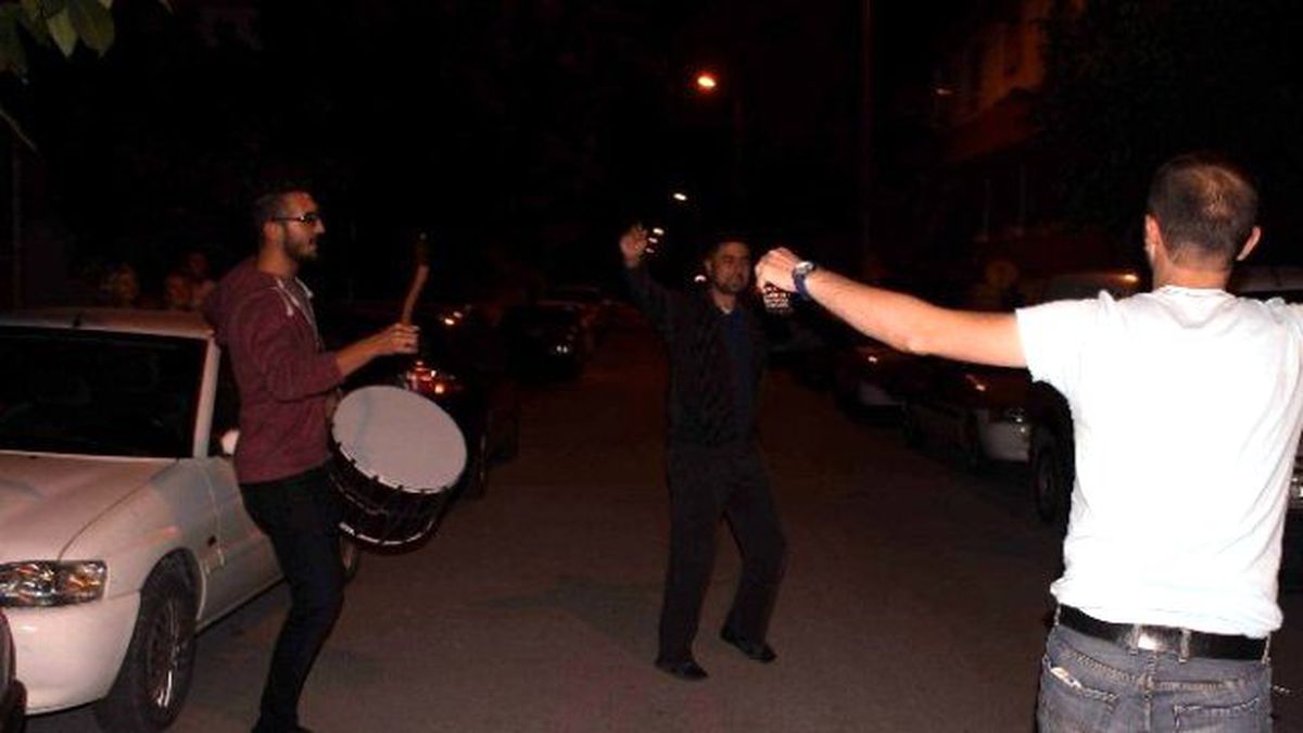 Ramazan Davulcusu Sahurda Hem Oynadı Hem Oynattı