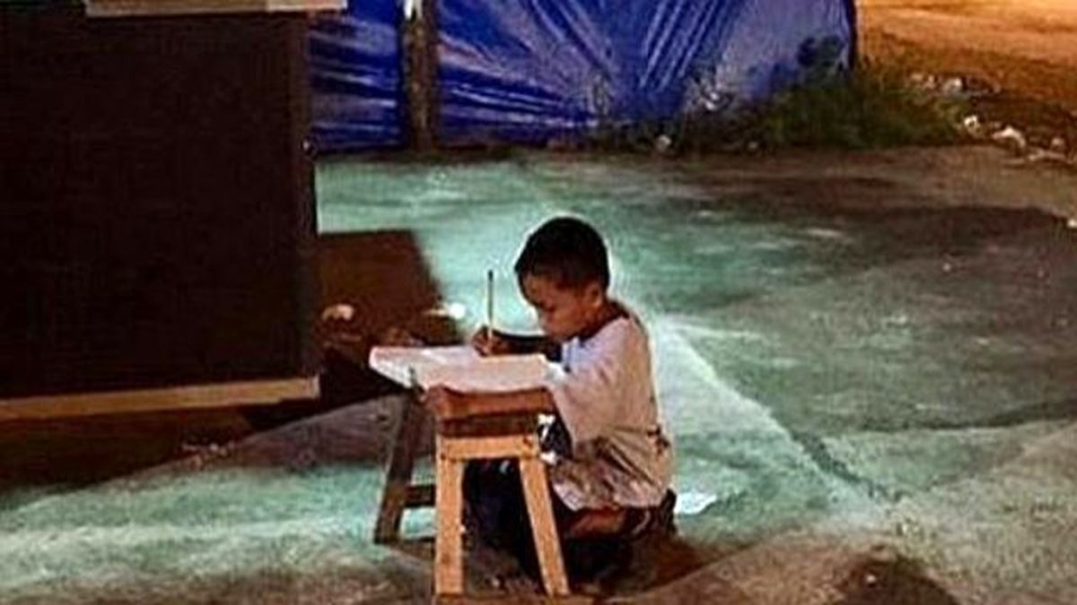 Restoran Işığında Ödev Yapan Çocuğun O Fotoğraftan Sonra Hayatı Değişti