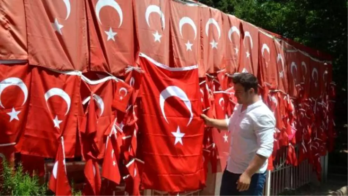 Şampiyon Güreşçi Annesinin Yanına Koştu