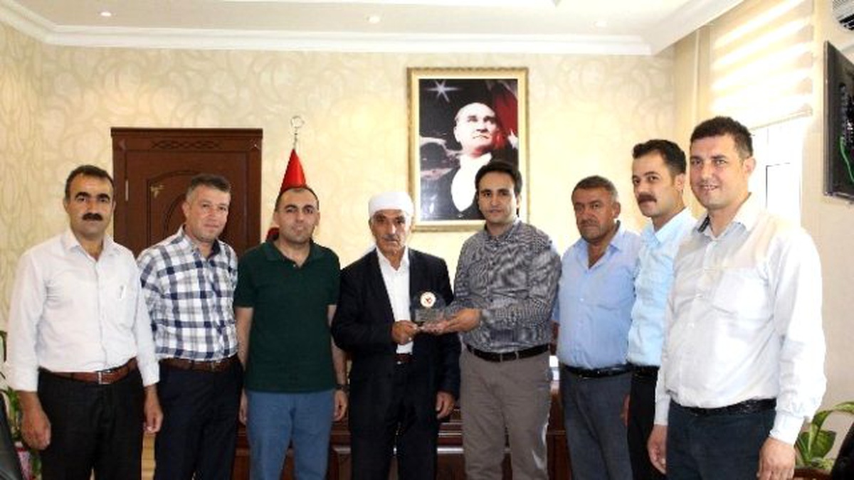 Şehit Yakınları ve Gazilerden Kaymakam Dundar\'a Plaket