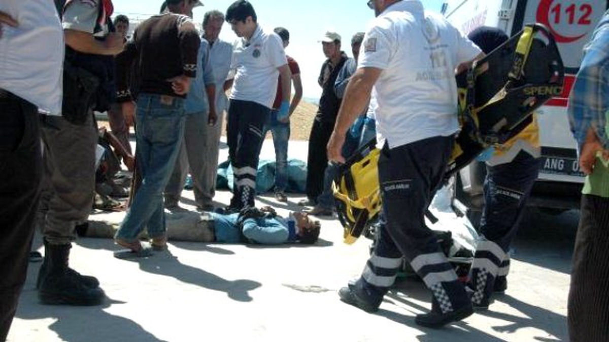 Suriye Uyruklu Tarım İşçilerini Taşıyan Minibüs Devrildi: 18 İşçi Yaralandı