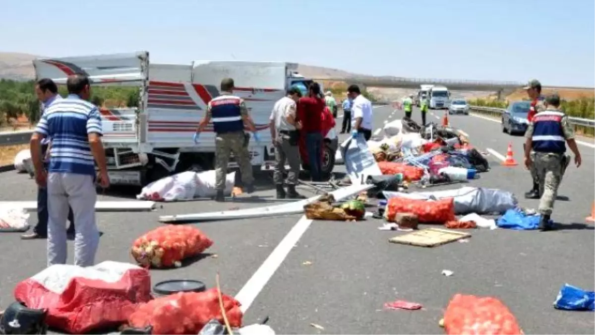 Tarım İşçilerini Taşıyan Kamyonet Devrildi: 3 Ölü, 13 Yaralı