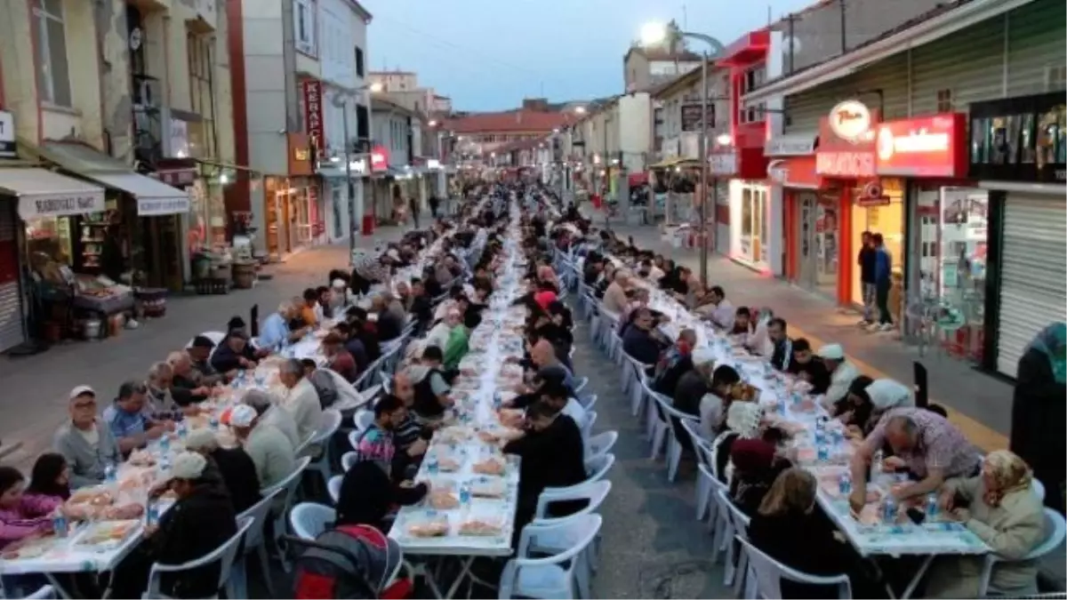 Yozgat Bozok Bereket Kervanı 2500 Kişiye İftar Yemeği Verdi